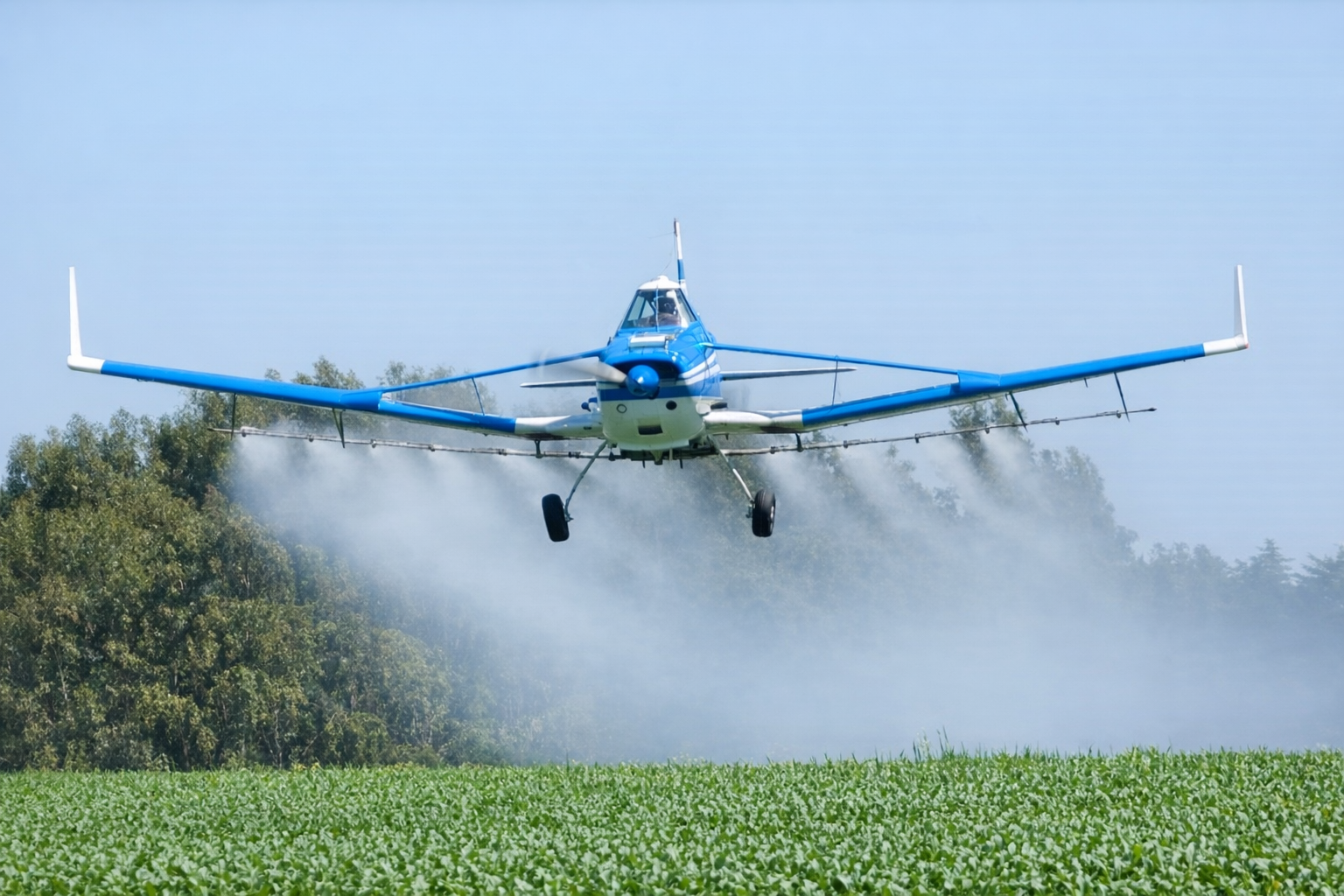 Aeronave fumigadora realizando trabajo aéreo